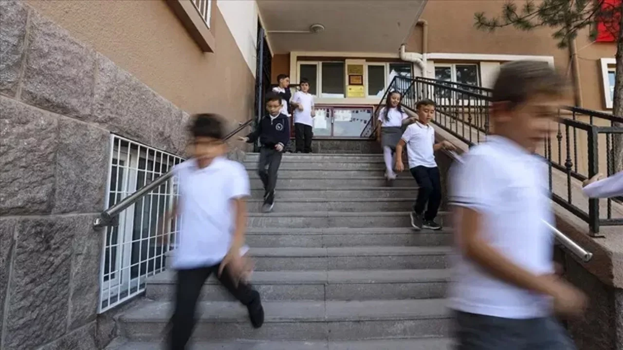 İlk ders zili önlemlerle çalıyor