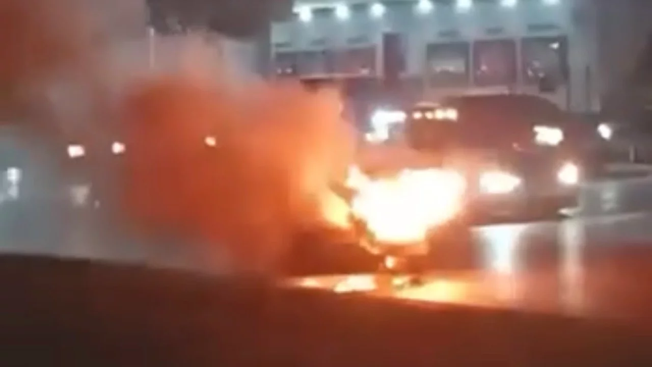 Bursa'da seyir halindeki otomobil alevlere teslim oldu