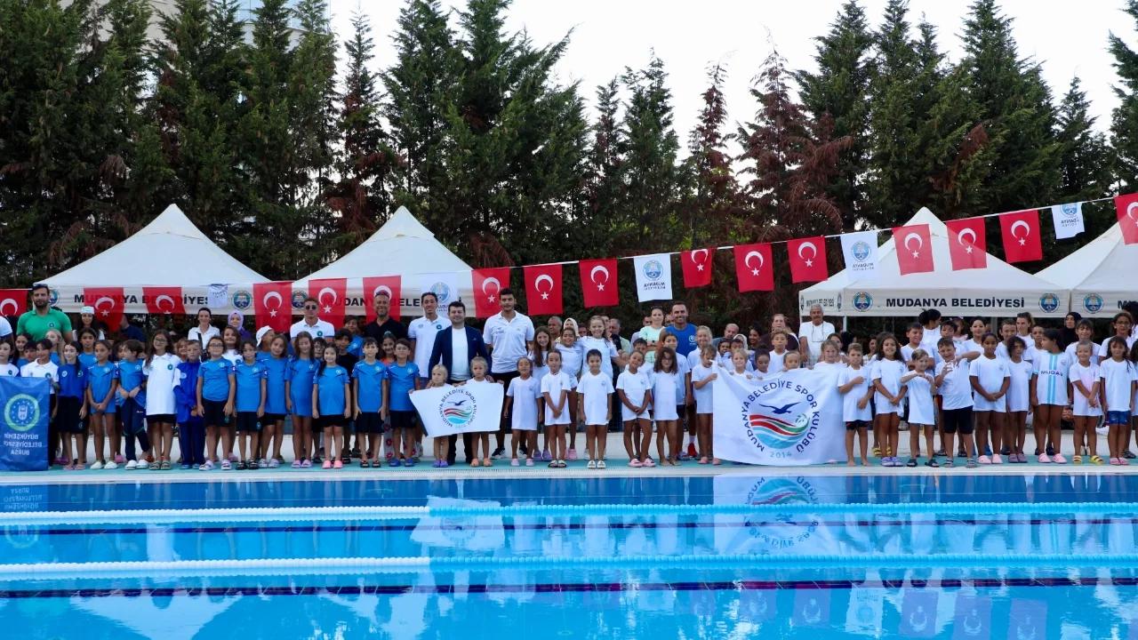 Mudanya Belediyesporlu genç yüzücüler madalyaları topladı