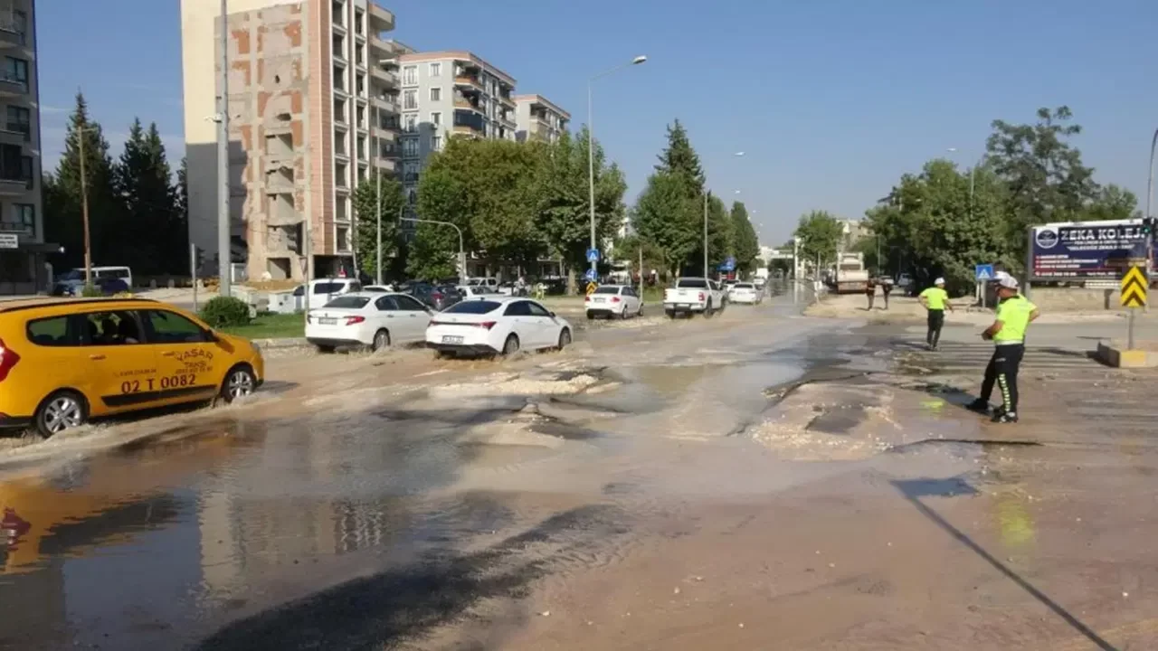 Ana su hattı patladı: Yolu kullanılamaz hale getirdi