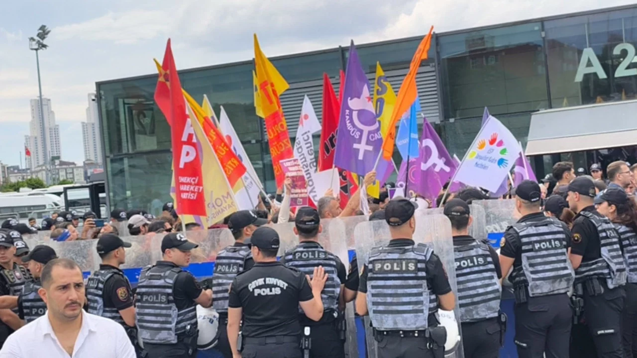 LGBTİ+'lara operasyonları protestoya polis müdahalesi: 100'den fazla gözaltı var