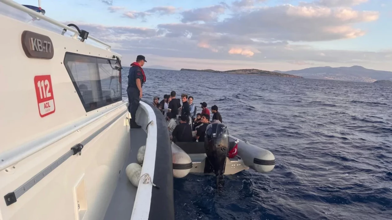 İzmir açıklarında 19 kaçak göçmen yakalandı