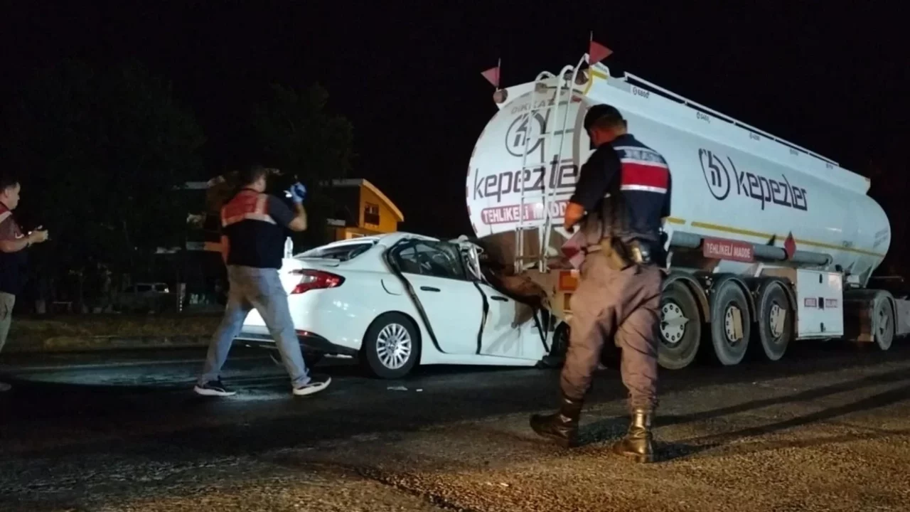TIR'a çarpan otomobil sürücüsü can verdi