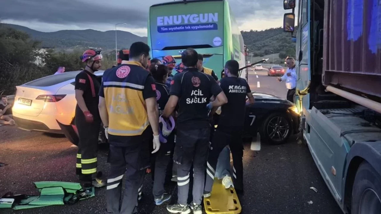 İstanbul-İzmir Otoyolu'nda zincirleme kaza: 11 yaralı