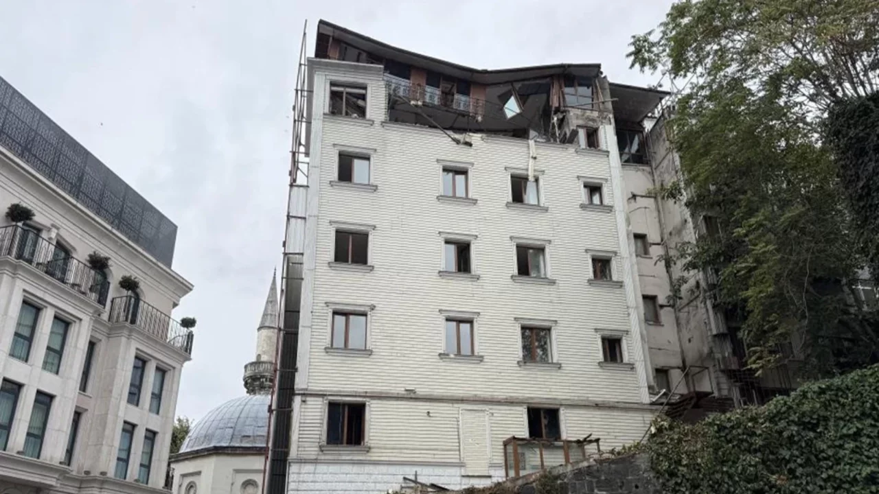 İstanbul'da boşaltılan otelin üst katı çöktü