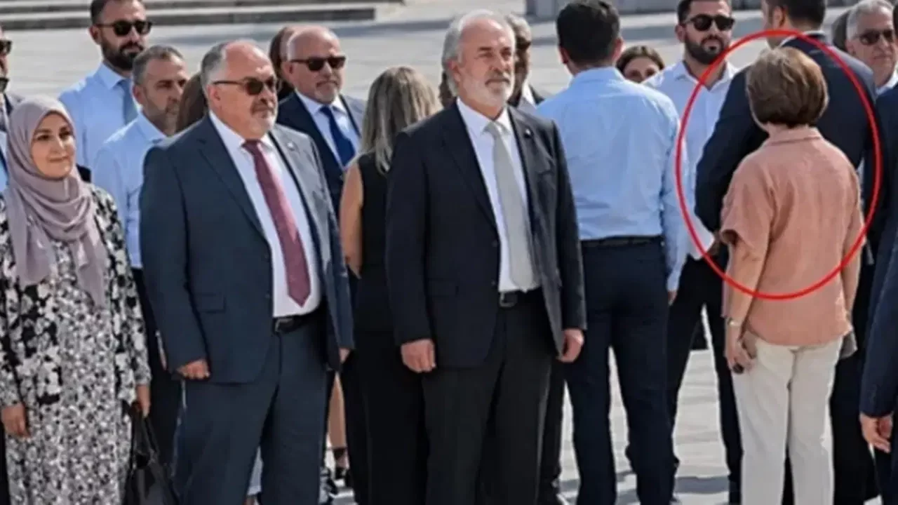 YENİ Partili belediye başkanı protesto etti: Protokole sırtını döndü