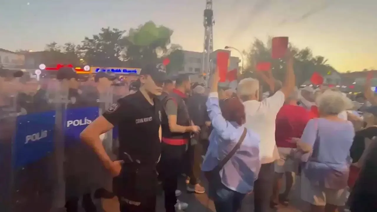 İzmir'in Foça ilçesinde AK Parti'ye geçen belediye başkanı Fıçı'ya protesto: Polis müdahale etti