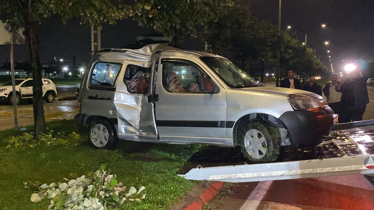 Bursa'da kontrolden çıkan araç ağaca çarptı! Kazada 1'i çocuk 2 kişi yaralandı