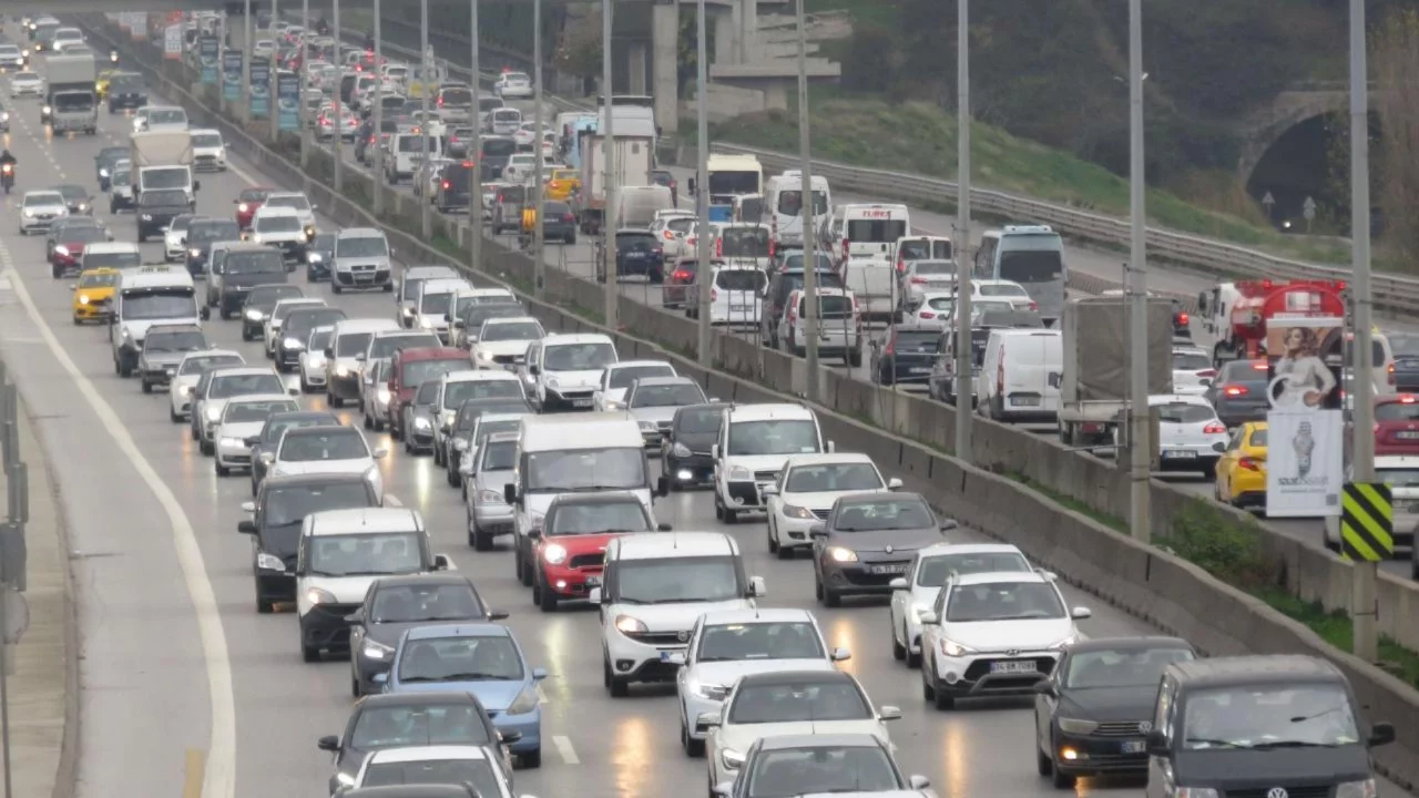 Trafikteki araç sayısı 165 bin 582 arttı