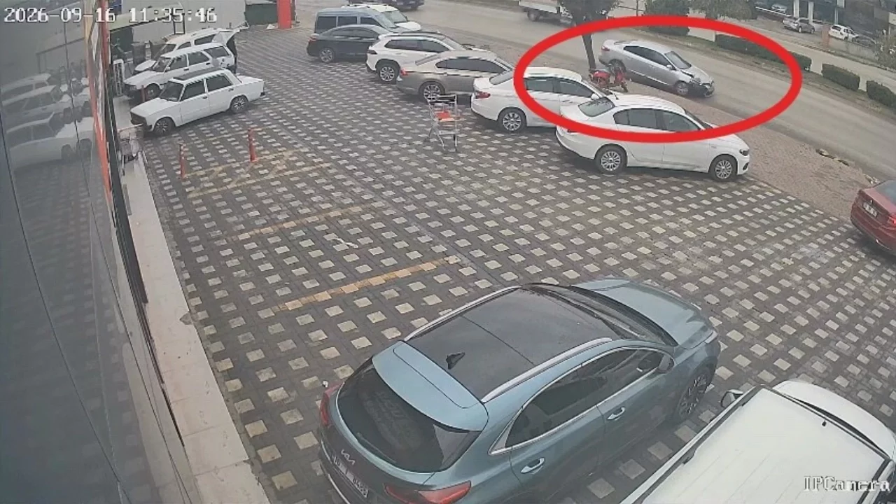 Bursa'da kontrolden çıkan araç önce kamyonete, sonra park halindeki araçlara çarptı