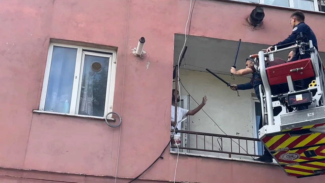 Bursa'da hastaneye yatmamak için polise bıçak çekip direndi!