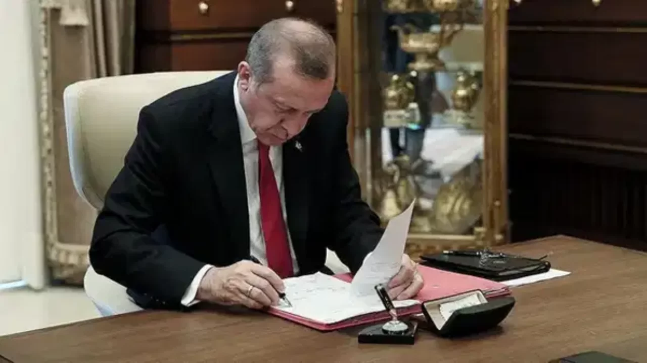 Cumhurbaşkanı Erdoğan imzaladı: Atamalar ve görevden almalar Resmi Gazete'de