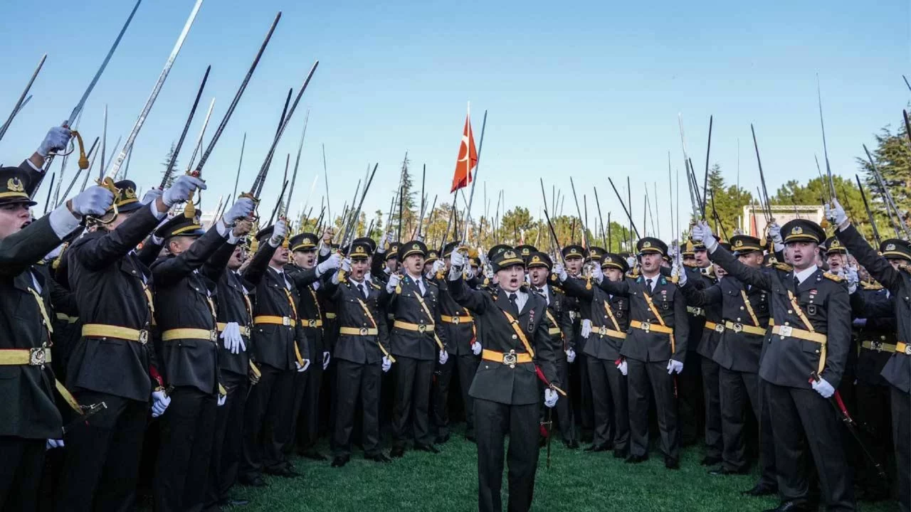 Kılıçla yemin eden 5 teğmen hakkında yeni soruşturma