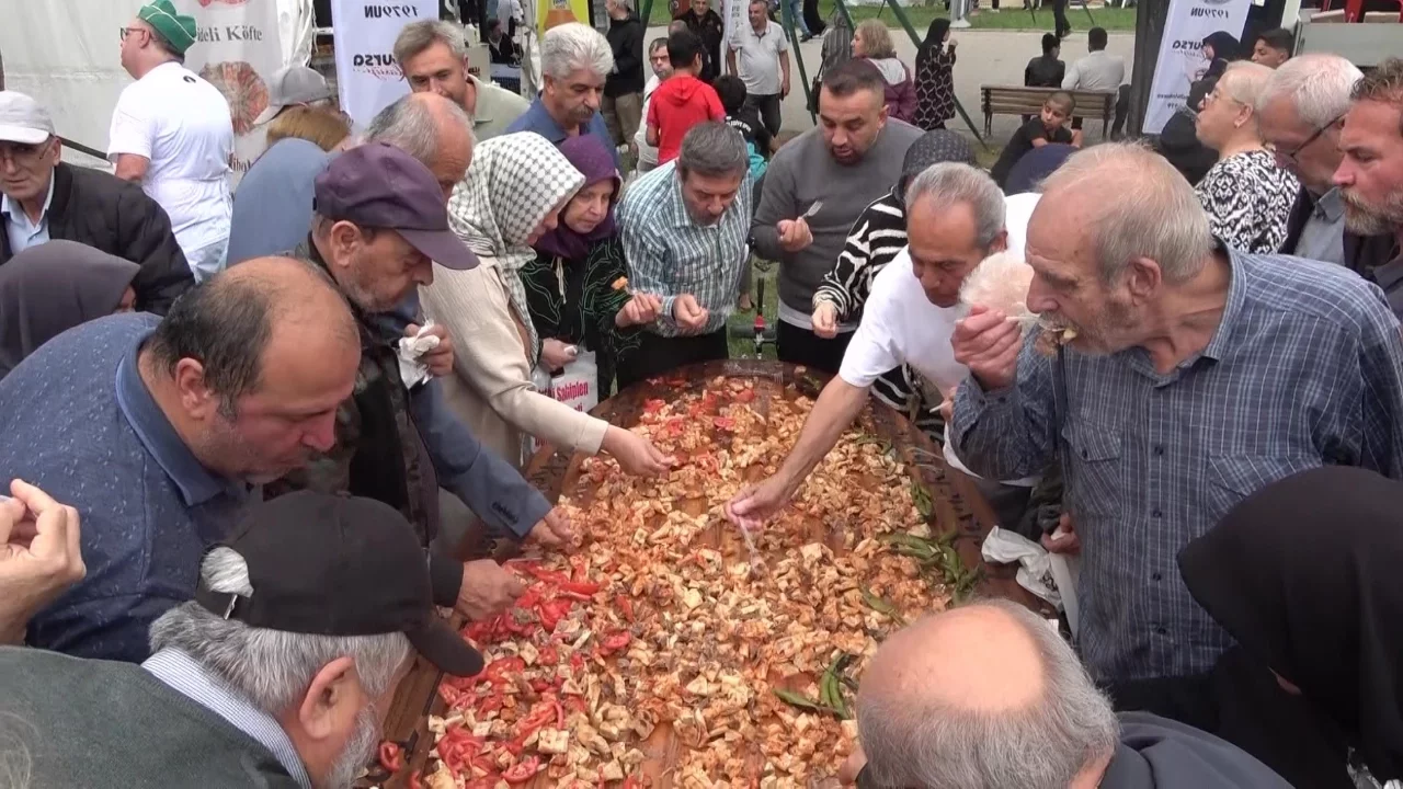 Üç metrelik tabakta Bursa kebabı ikramı