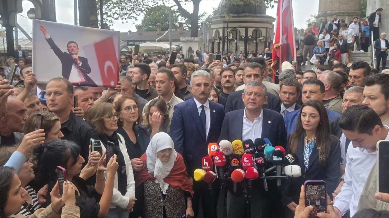 Özgür Özel: "Bozbey'e YENİ Parti rozetini ben takacağım"