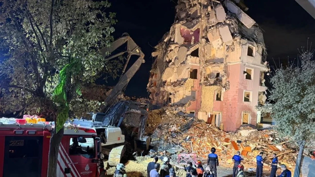 Küçükçekmece'de yıkımı süren bina çöktü: Yaralılar var