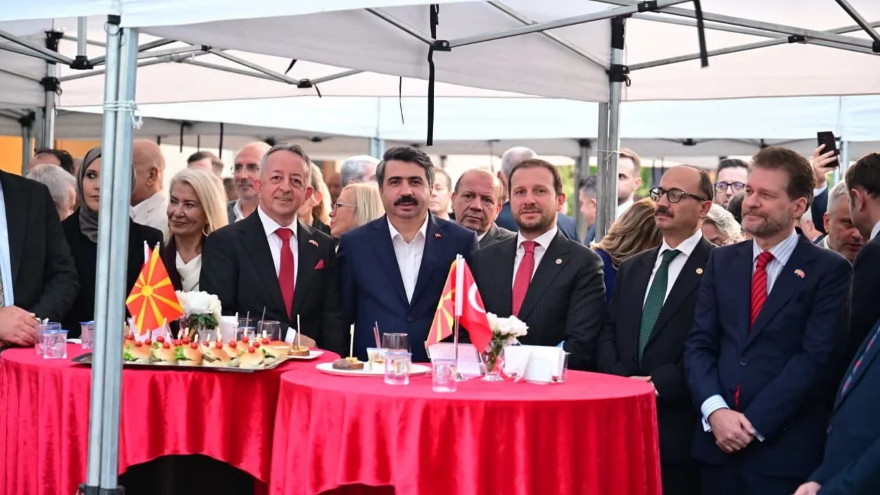 Kuzey Makedonya'nın bağımsızlığının 35. yılı coşkuyla kutlandı