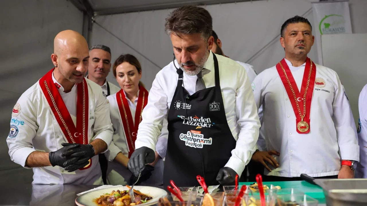 Bursa Gastronomi Festivali'nde Başkan Vekili Biba da mutfağa girdi