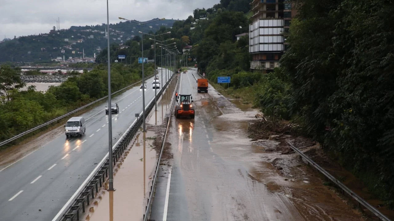 Rize ve Trabzon'u sel ve heyelan vurdu: Evler tahliye edildi, yollar kapandı!
