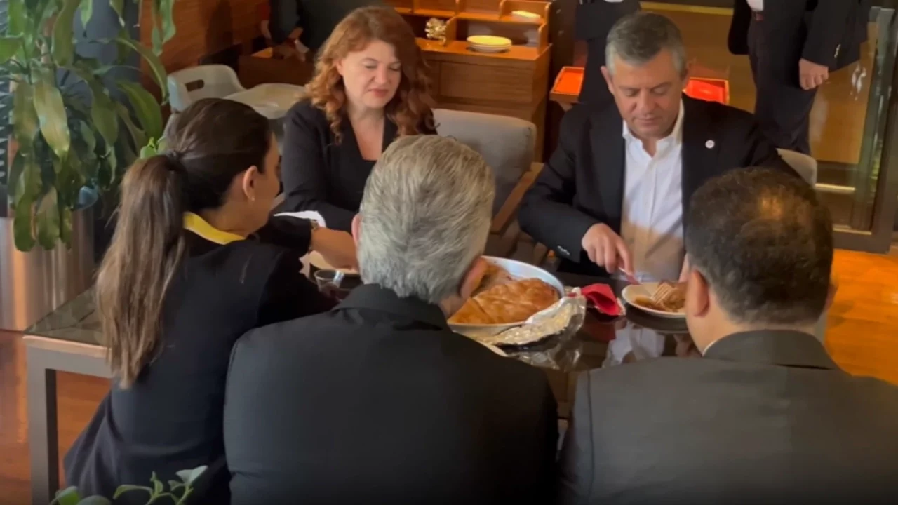 Bursa'da "börek krizi" tatlıya bağlandı! Özgür Özel sabah kahvaltısında buluştu