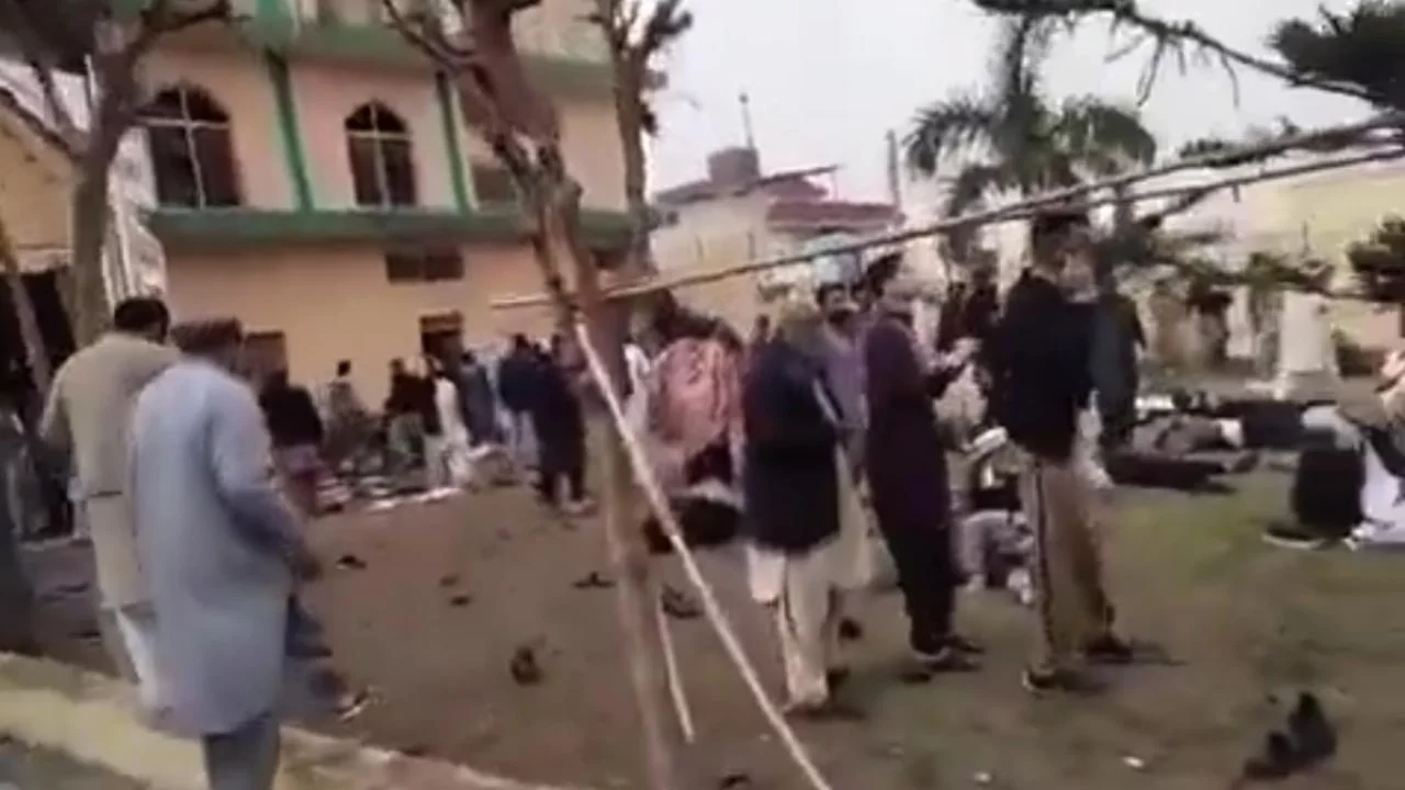 Pakistan'da cami yakınındaki patlamalarda hayatını kaybedenlerin sayısı 23'e yükseldi