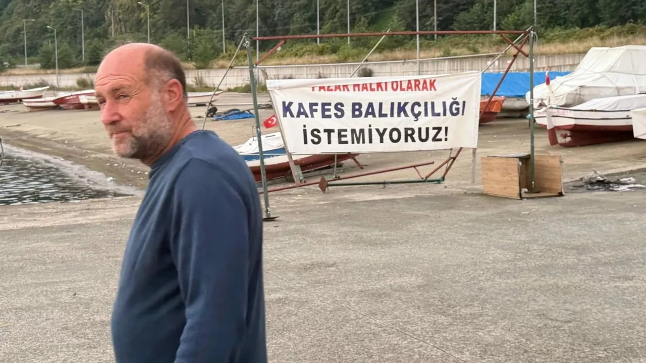 Kafes balıkçılığına karşı başlatılan eyleme destek veren Yeni Partili Ocaklı'nın aracı vinçle kal...