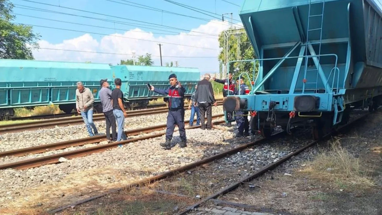 Eskişehir'de korkunç olay: Vagonun üzerine çıkan baba ve oğlu elektrik akımına kapıldı