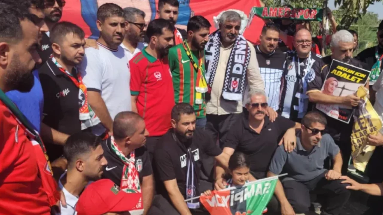 Amedspor taraftarı ve Beşiktaş Çarşı Grubu'ndan Narin Güran ve Rojin Kabaiş'in mezarına ziyaret