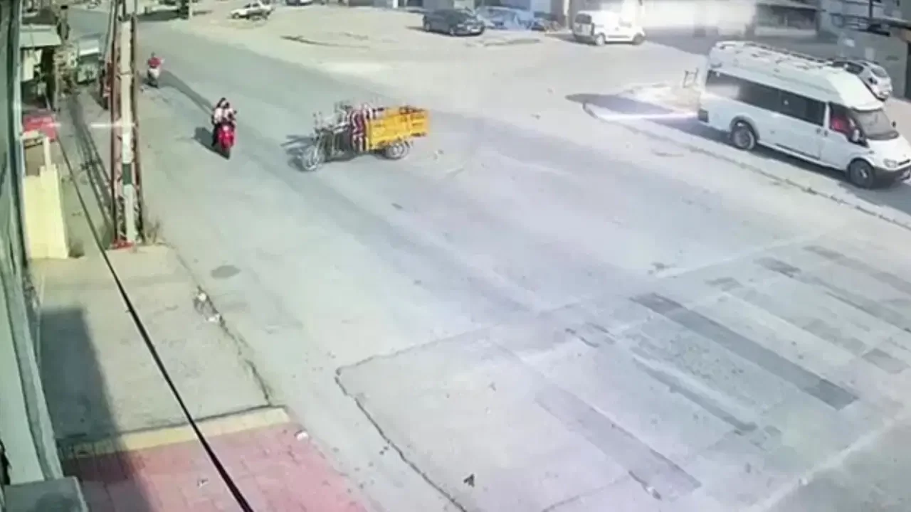 Çocuklarını okula götüren anneye ehliyetsiz sürücü çarptı: O anlar kamerada