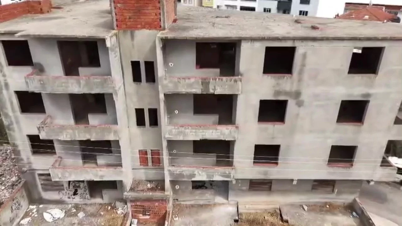 Bursa Karacabey'de 30 yıllık inşaat mahalle sakinlerini endişelendiriyor