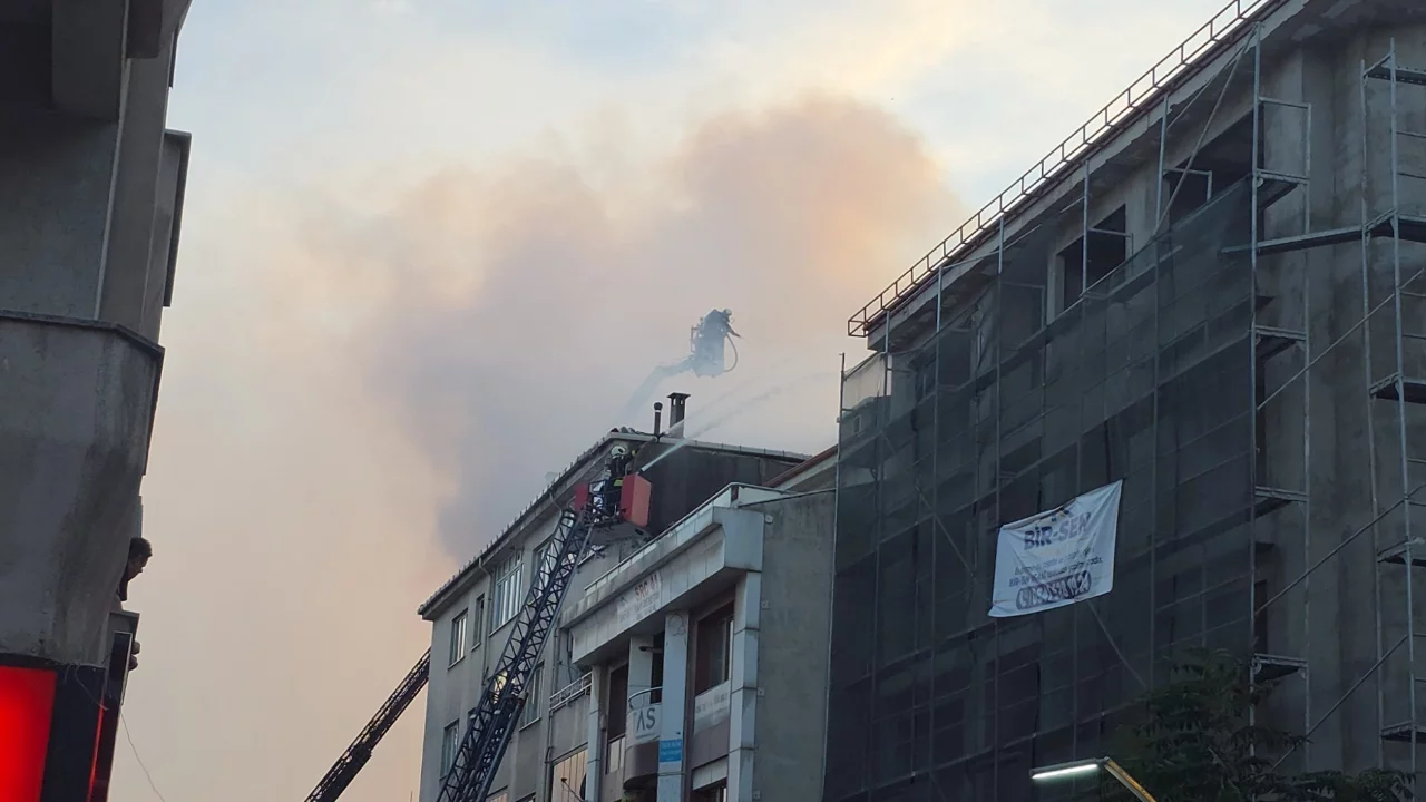 Kocaeli'de çatı yangını