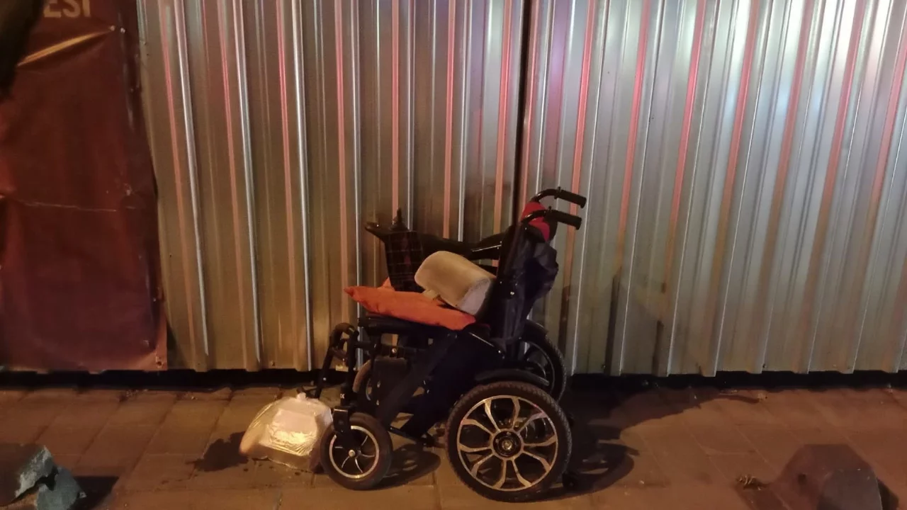 Tekerlekli sandalyesiyle karşıya geçerken otomobilin çarptığı engelli vatandaş yaşamını yitirdi