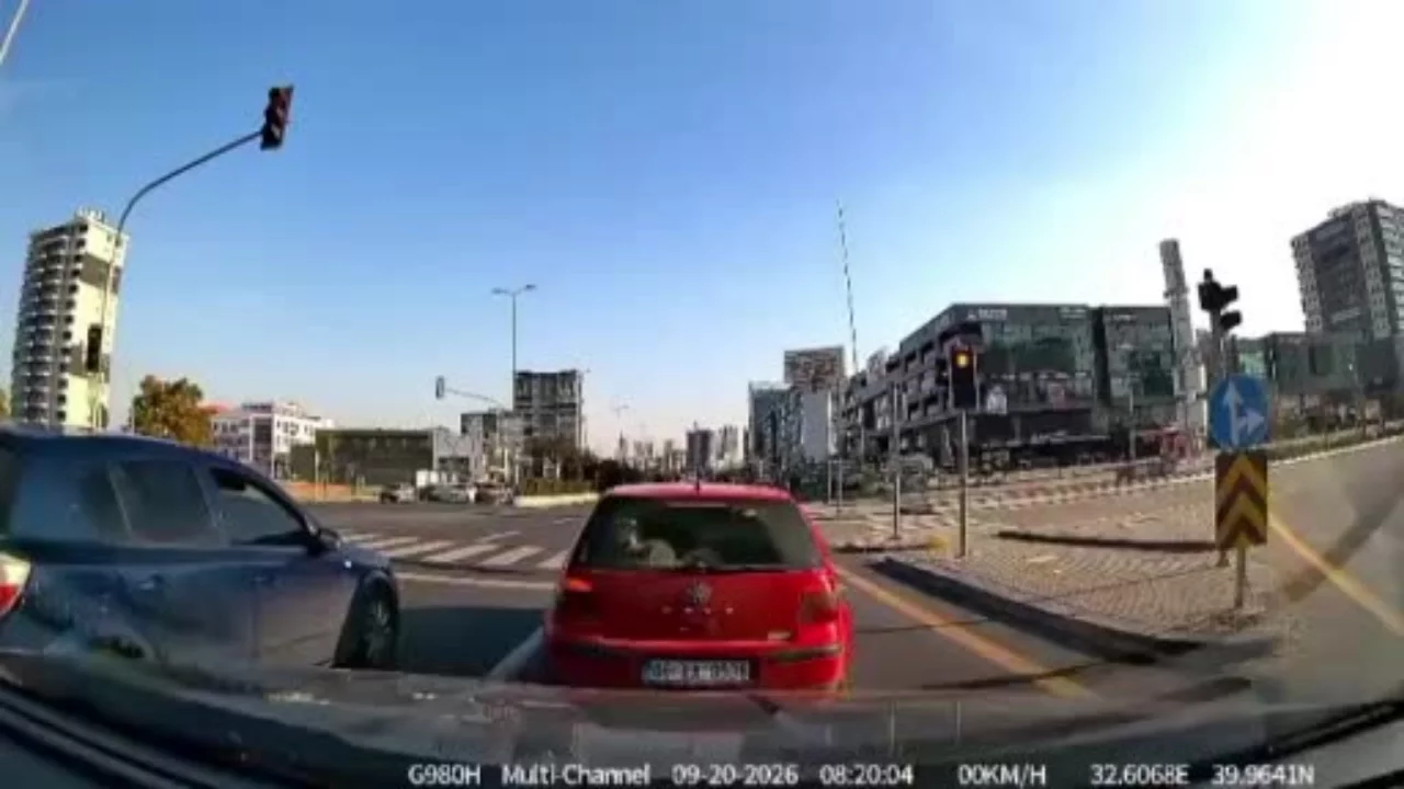 Yolun karşısına geçmeye çalışan genç kıza kurye çarptı