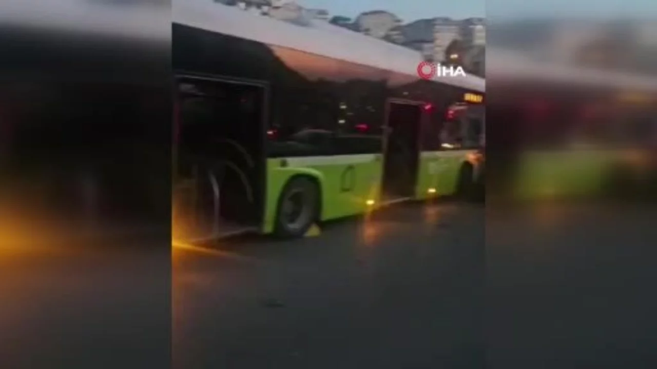 Virajı alamayan otobüs, iki otomobile çarptı: 3 yaralı
