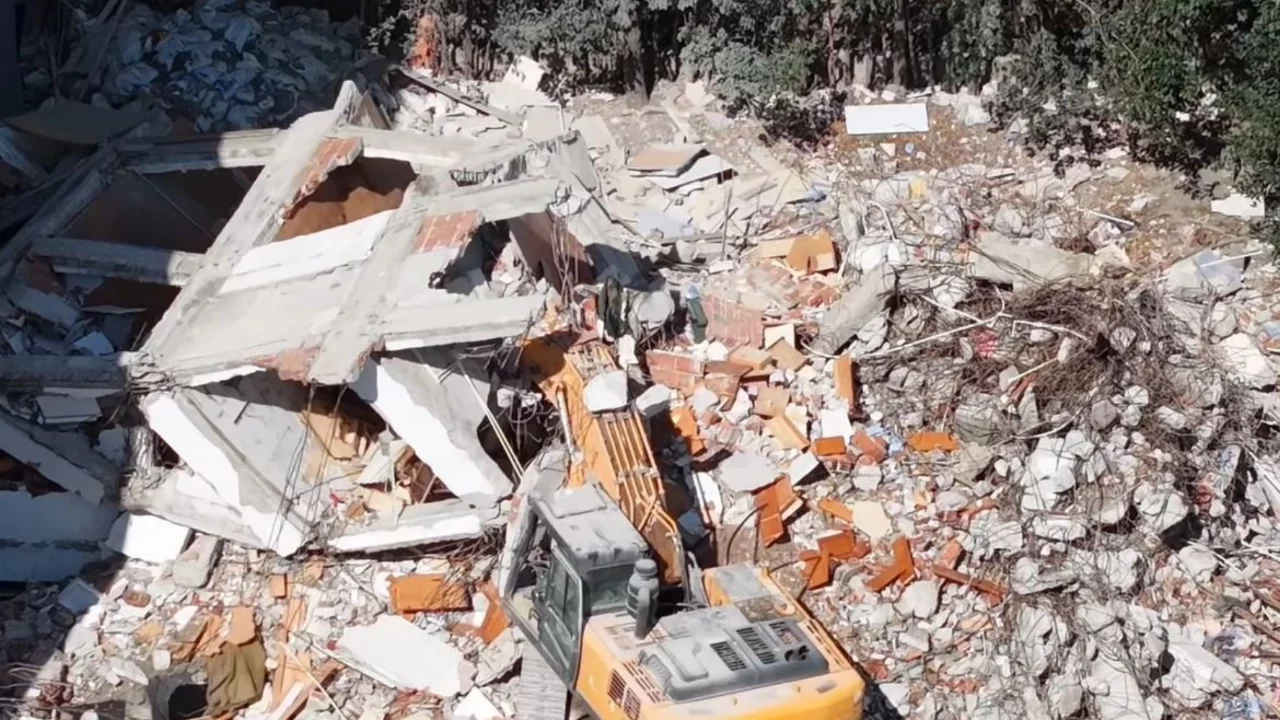 Kentsel dönüşüm yıkımında çöken beton blok iş makinesinin üzerine devrildi