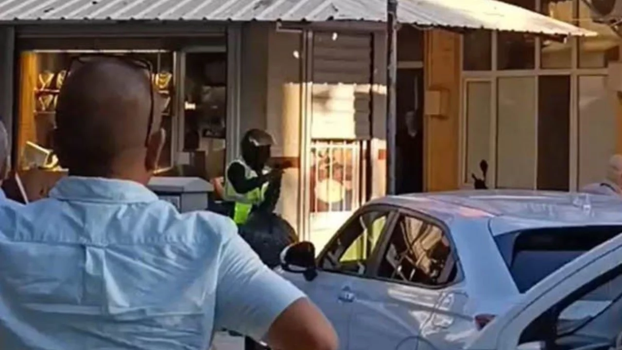 Kuyumcu dükkanında silahlı soygun girişimi: 2 yaralı