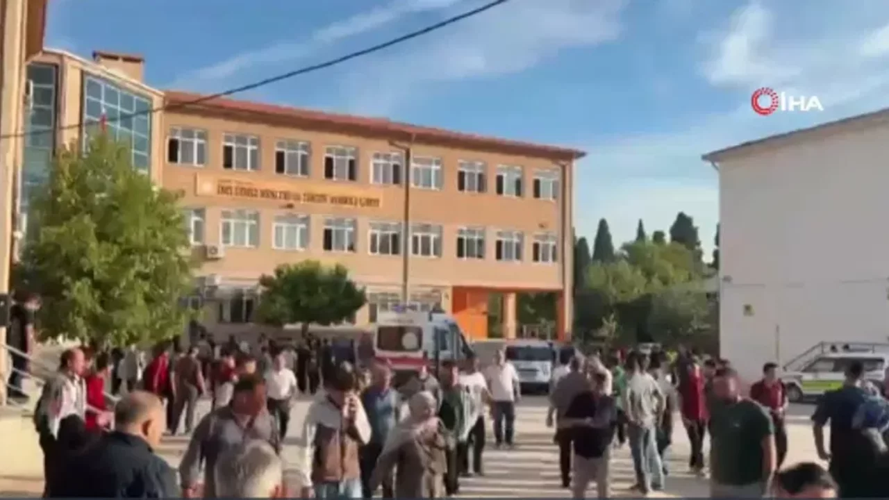 Manisa Turgutlu'da lisenin önünde silahlı saldırı: Yaralılar var!