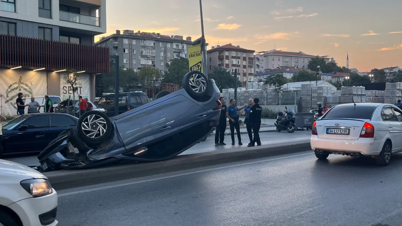 İstanbul'da otomobilin takla atma anı kameraya yansıdı