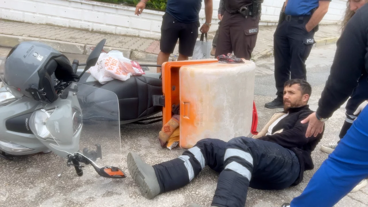 Bursa'da kuryenin önüne aniden çıkan araç kazaya sebep oldu