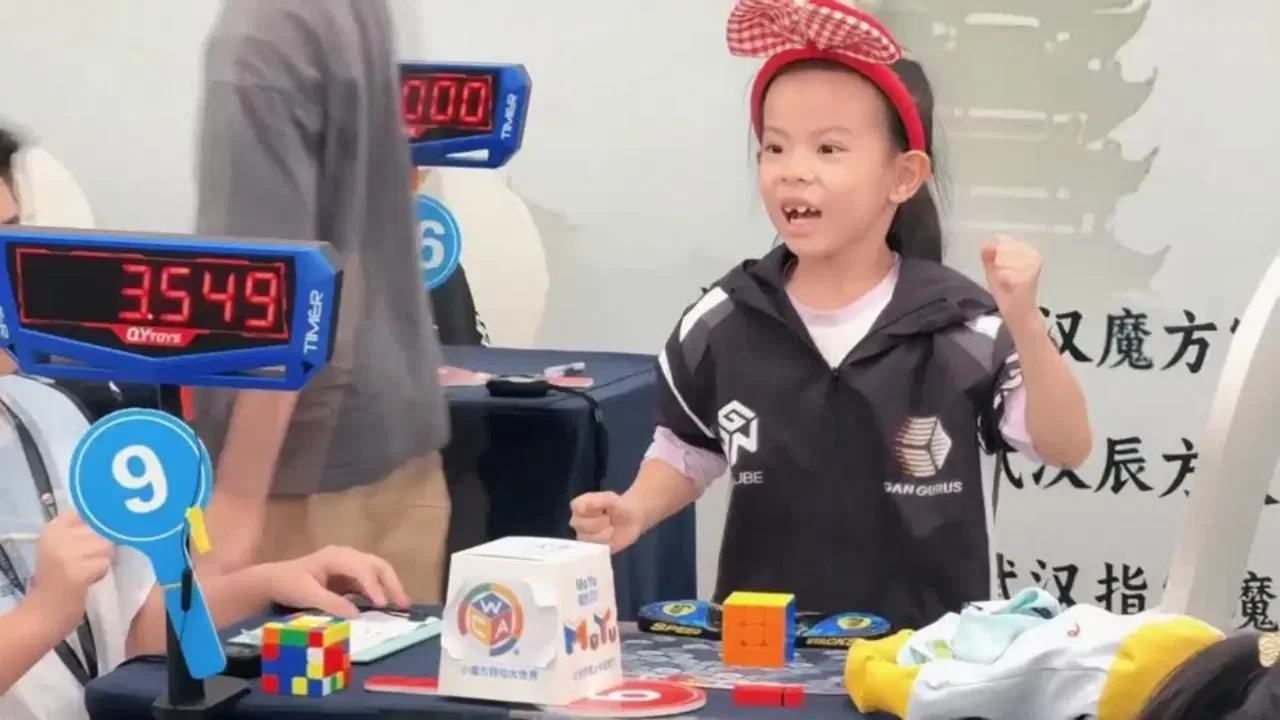 6 yaşındaki çocuk Rubik Küpü'nde kadınlar dünya rekorunu kırdı