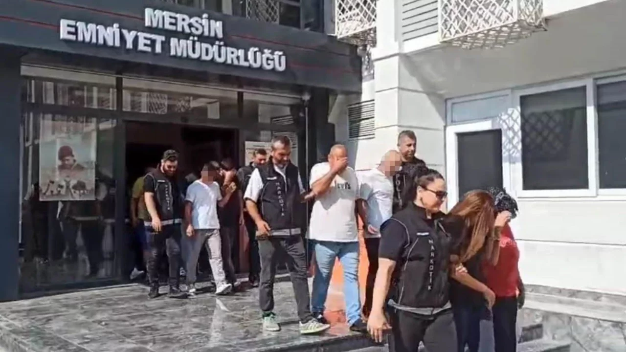 Hastane otoparkındaki araçtan 256 bin 900 uyuşturucu hap çıktı: 2 kişi tutuklandı