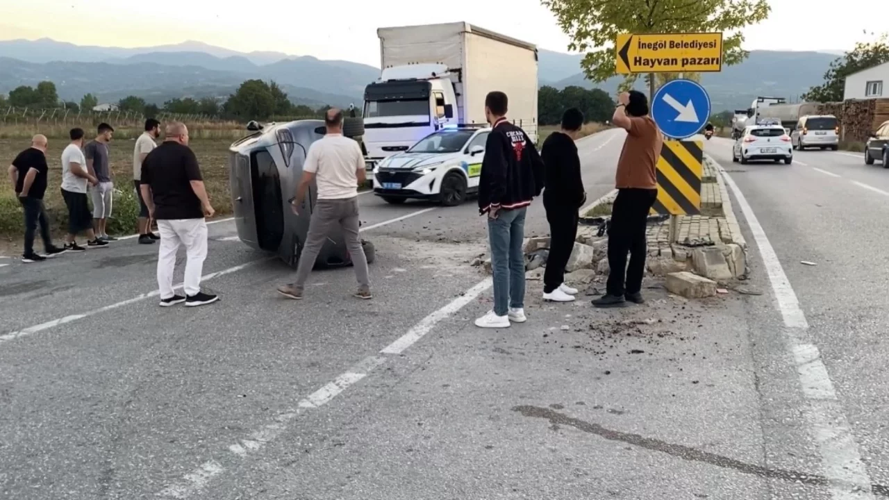 Bursa'da çarpışmamak için manevra yaptı, refüje daldı