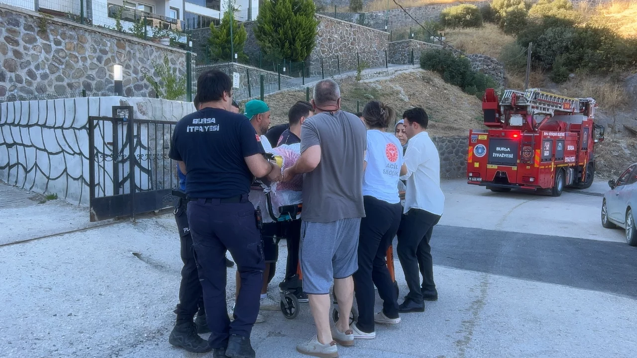 Bursa'da korkutan kaza! Tadilat sırasında balkona düşen işçi yaralandı