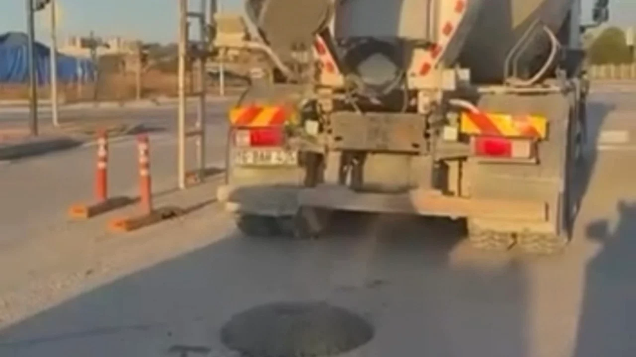 Bursa'da trafikte tehlikeli anlar! Beton mikseri yola beton saça saça ilerledi