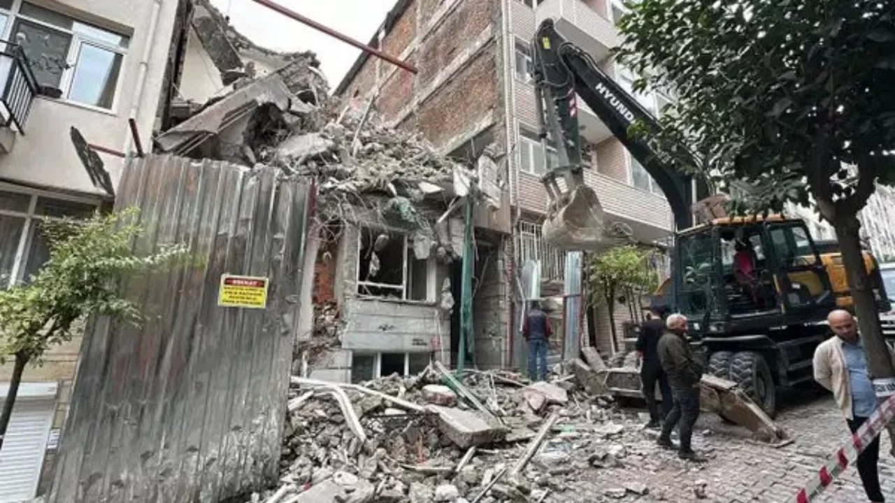 Beşiktaş'ta yıkım sırasında binada çökme: Bir bina tahliye edildi!