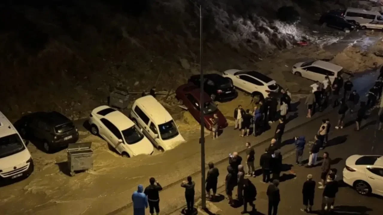 Ankara'da sağanak sonrası yol çöktü