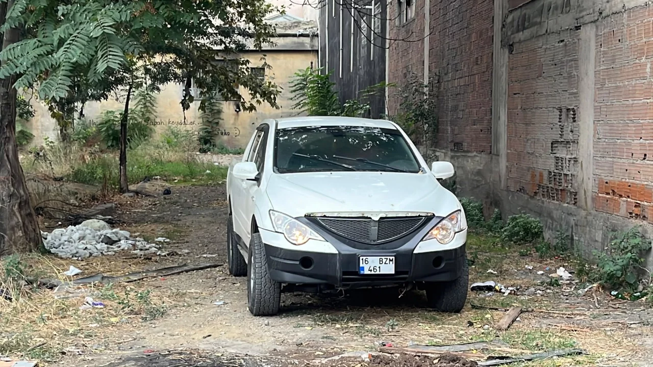 Bursa'da ilginç olay! Kendini otomobile kilitleyen kadın polis ekiplerine zor anlar yaşattı