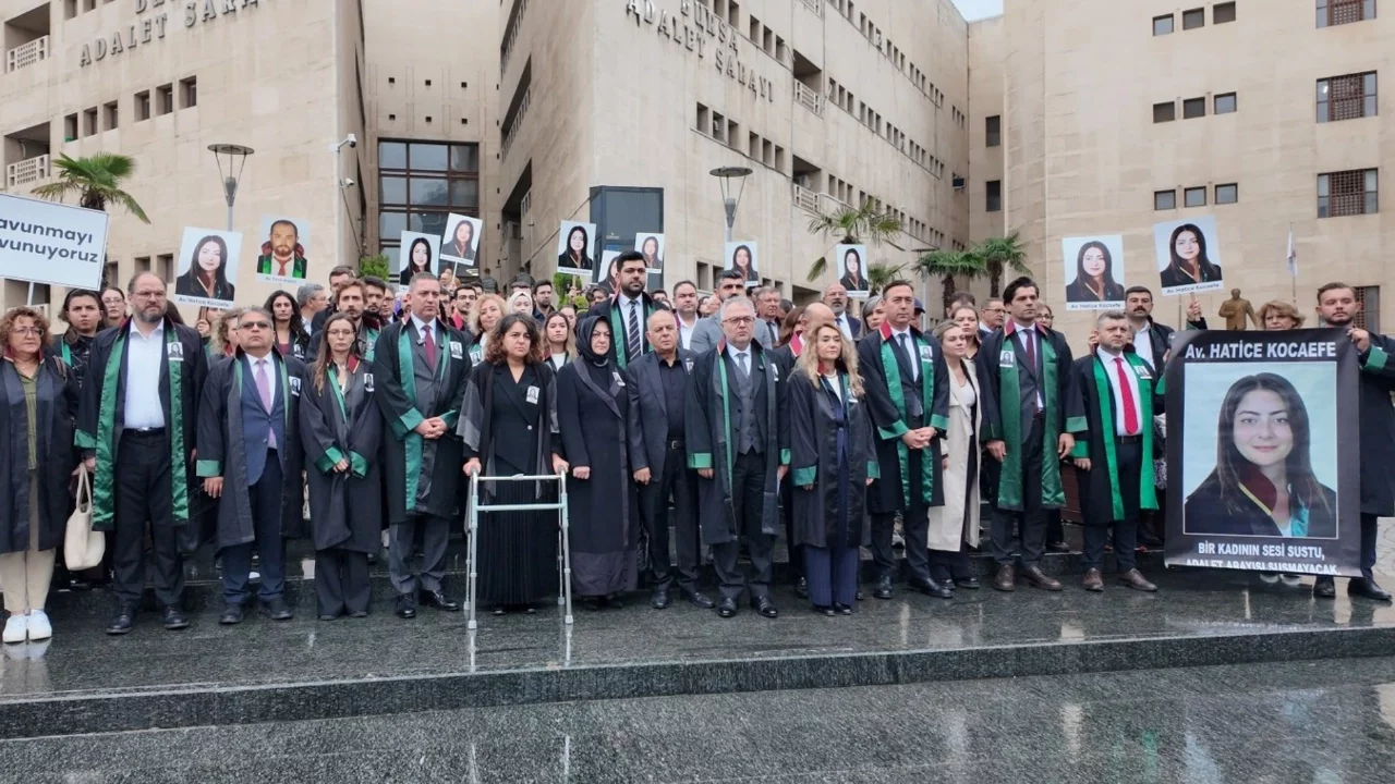 Bursa'da katledilen Avukat Hatice Kocaefe davası öncesi meslektaşları eylem yaptı