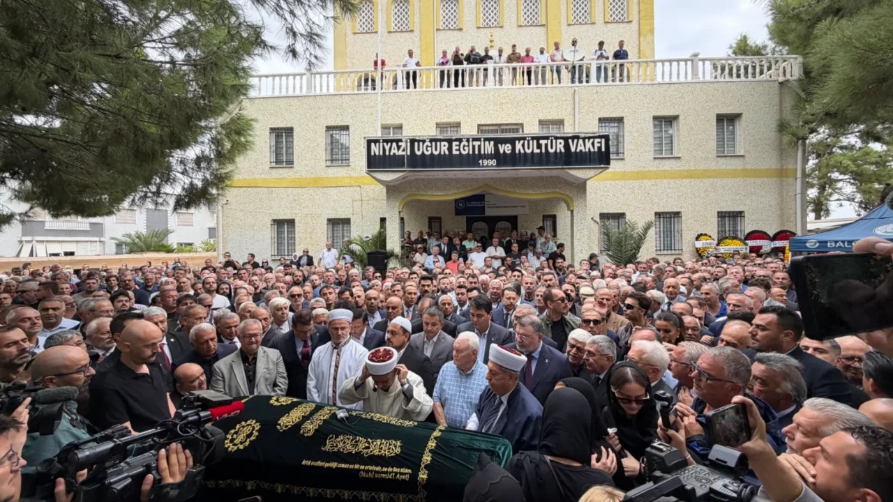 Eski İzmir Büyükşehir Belediye Başkanı Burhan Özfatura son yolculuğuna uğurlandı