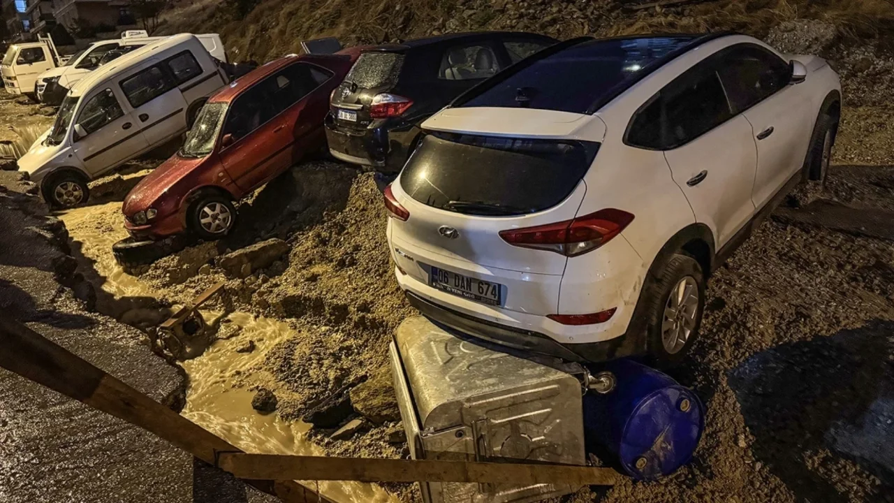 Başkentte yol çöktü: Çok sayıda araç hasar aldı